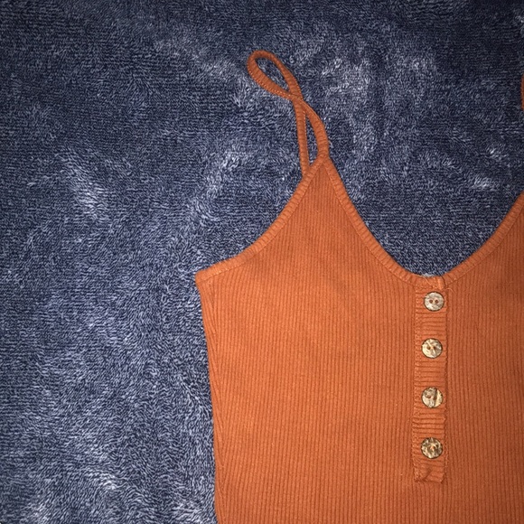 Very cute brownish orangeish button tank top 🥰 very cuteeeee - Picture 2 of 5